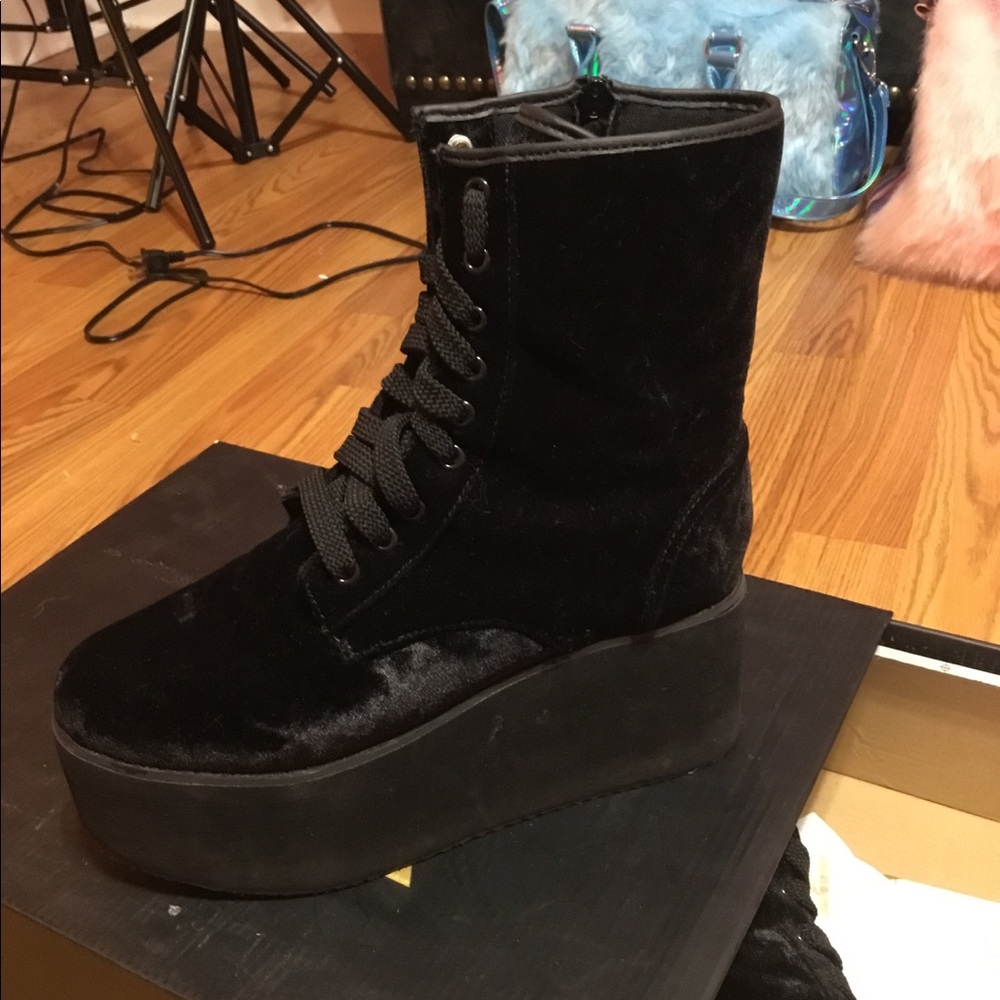 Yru velvet boot.